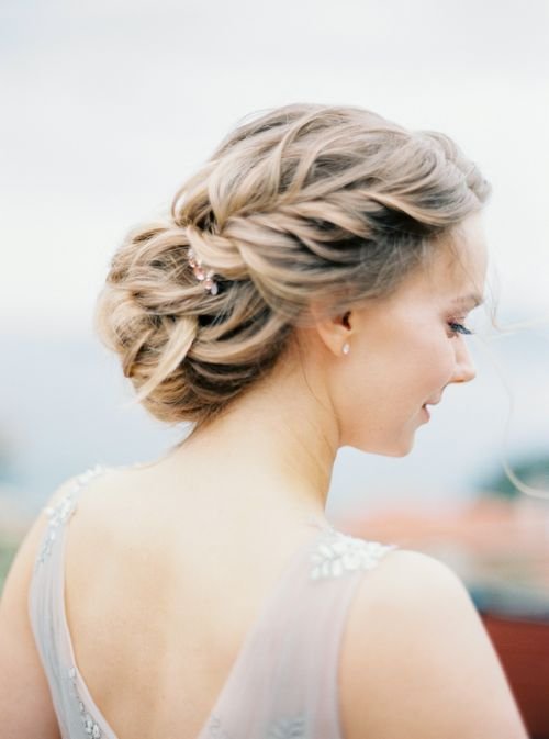Free A stunning side profile of a bride with an elegant braided hairstyle, perfect for weddings. Stock Photo
